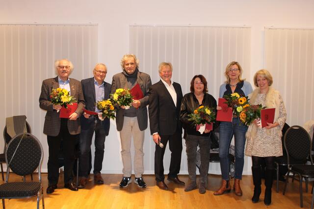 Bürgermeister Udo Heitmann (Mitte) ehrte die ausgestiegenen Ratsmitglieder Helmut Pietsch (v.li., SPD), Wolfgang Krug (SPD), Hans Bernd Jost (CDU), Karin Neudert (UWG Jes!), Elisabeth Meinhold-Engbers (Grüne) und Britta Witte (CDU) | Foto: sv 