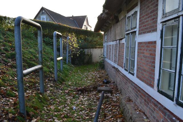 Tage nach dem Unfall. Vor dem Haus liegen noch ein paar Steine. Familie Voß hatte vor einigen Jahren drei Bügel installieren lassen, um das tiefer liegende Haus zu schützen. Geholfen hat es nicht | Foto: bim