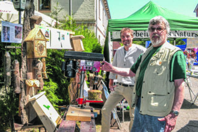 Bei einem Frühlingsfest in Tostedt: Henry Holst (li.) und Vilmut Brock beim Bau von Insektenhotels  | Foto: bim