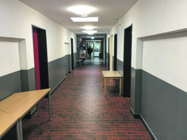 Hell und farblich gestaltet: Blick in den Flur des Neubaus