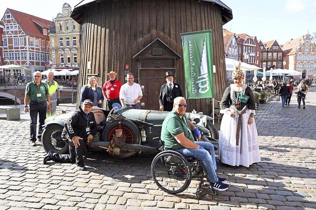 Eine Ausfahrt des CCN führte diesen Sommer zum Stader Fischmarkt. Dort traf man u.a. auf Landrat Kai Seefried (hinten Mitte) | Foto: Hans-Jürgen Weidlich