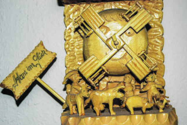 Die detailreichen Miniaturen dieser Skulptur aus Moorlindenholz erzählen das Märchen von
Hans im Glück