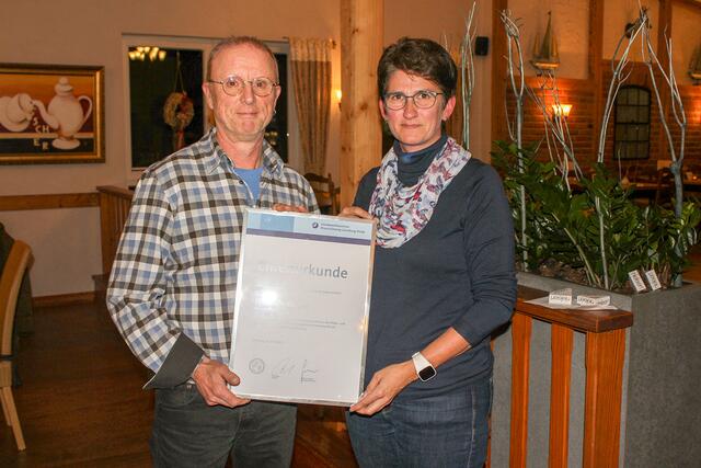 Tanja Ruschmeyer von der Kreishandwerkerschaft überreichte die Ehrenurkunde an Friedhelm Kindler
