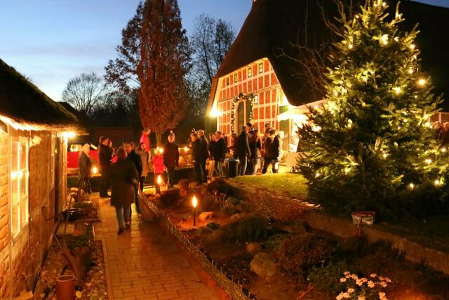 Idyllisch: Der Weihnachtsmarkt in Beckdorf findet auf der historischen Hofanlage Beekhoff statt | Foto: Kranzbinder Beckdorf