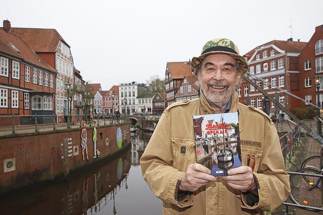 Tetsche präsentiert den Bildband vor der Freiluft-Ausstellung im Stader Hansehafen | Foto: jd