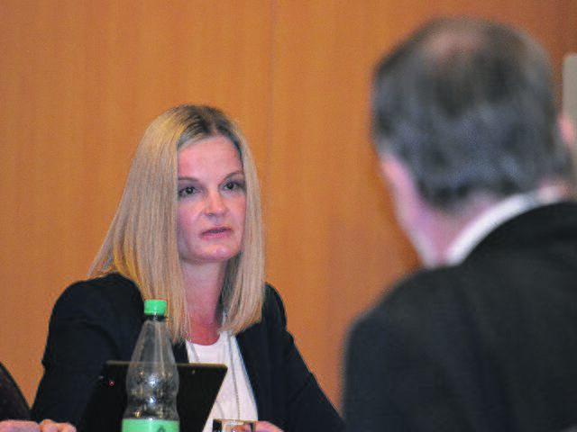 Wahlleitung Beate Schnackenbeck stellte sich den Fragen von Jürgen Böhme (CDU) | Foto: bim