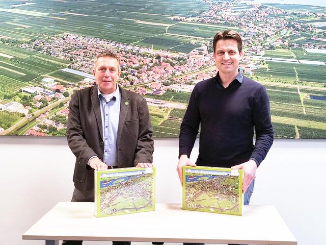 Lühes Samtgemeinde-Bürgermeister Timo Gerke (li.) und Mark Schober von Wimmelwerk | Foto: Samtgemeinde Lühe