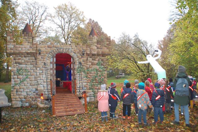 Horneburger Kita-Kinder waren die Premiere-Gäste bei der Vorstellung im einzigartigen Schloss