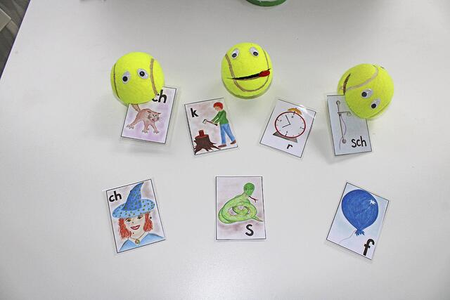 Die Tennisball-Monster dürfen für jeden richtig gesagten Laut mit einem Chip gefüttert werden
