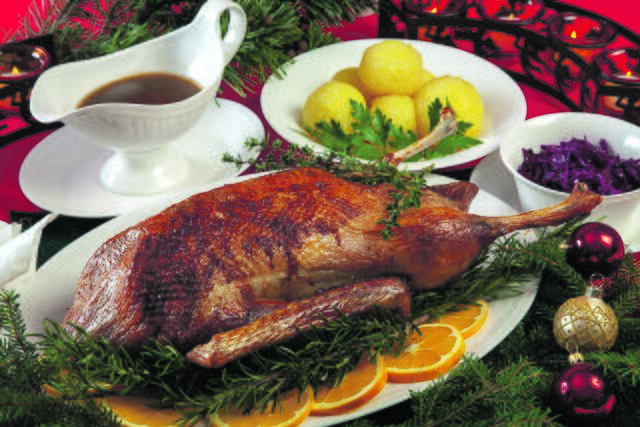 Beliebtes Weihnachtsessen: Gänsebraten mit Bratensauce,
Knödel und Rotkohl