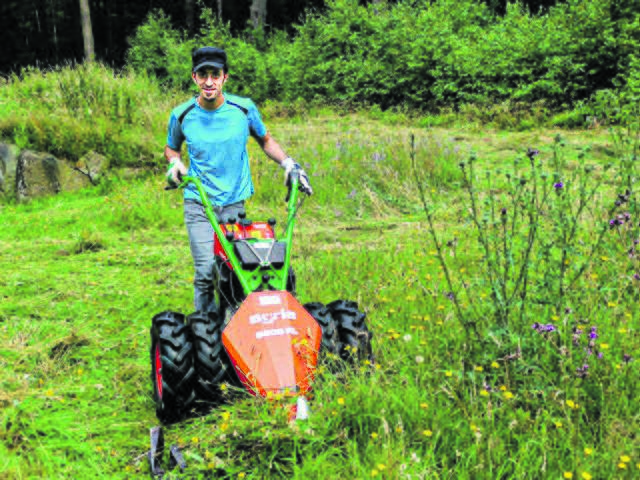 Ahmad Mohammad mit dem Balkenmäher bei einem Einsatz im Schmokbachtal | Foto: Knabe