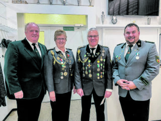 Schützenverbands-Präsident Volker Höper (li.) und Schützenvereins-Kommandeur Alexander Fischer (re.) verliehen auch Auszeichnungen an Heidemarie Aljes und Bernd König | Foto: Lütchens