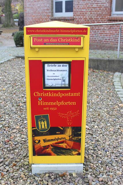Vor der Villa befindet sich ein Briefkasten für Post an das Christkind | Foto: sb