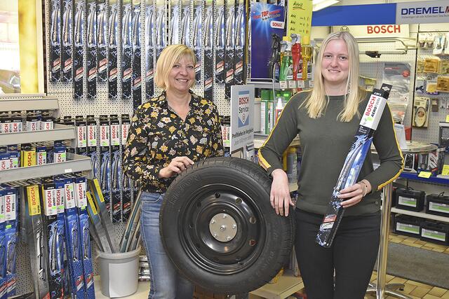 Carola (li.) und Ann-Kristin Kröger vom Bosch Service Kröger weisen auf den Wechsel auf Winterreifen und die Scheibenwischer-Aktion hin  | Foto: Axel-Holger Haase