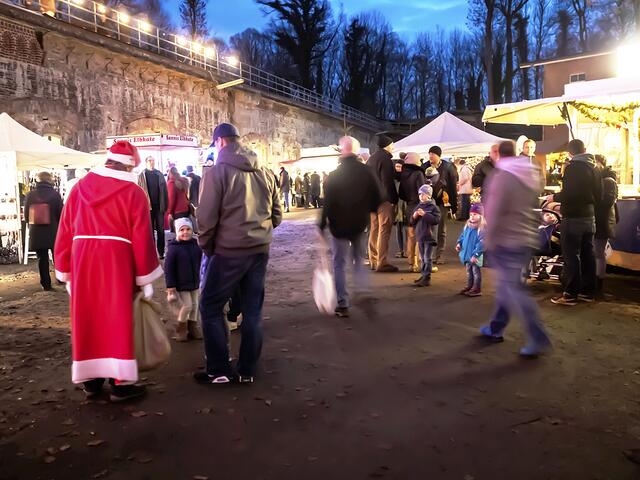 Auch der Weihnachtsmann besucht gern den Bützflether Weihnachtsmarkt | Foto: Hannelore Schneidereit