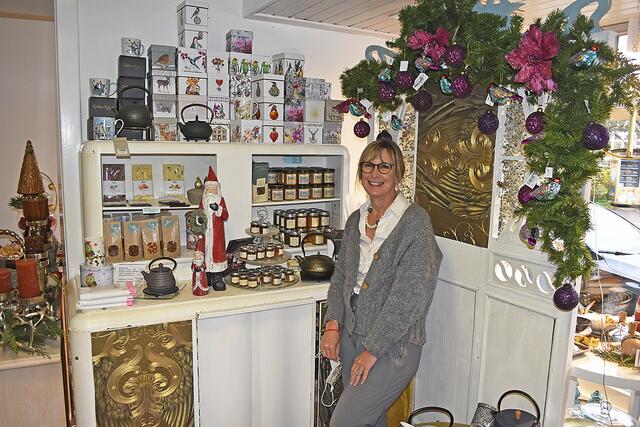 Andrea Simon von "Genussreich" bietet zahlreiche attraktive Geschenkartikel für Genießer  | Foto: Axel-Holger Haase