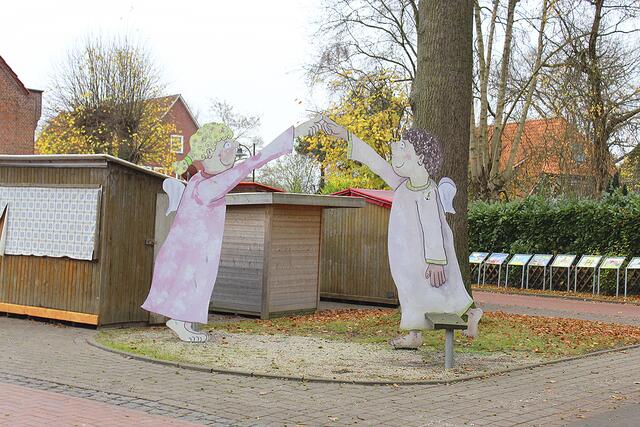 Große Engels- und Krippenfiguren machen Himmelpforten auch optisch zum Christkinddorf | Foto: sb