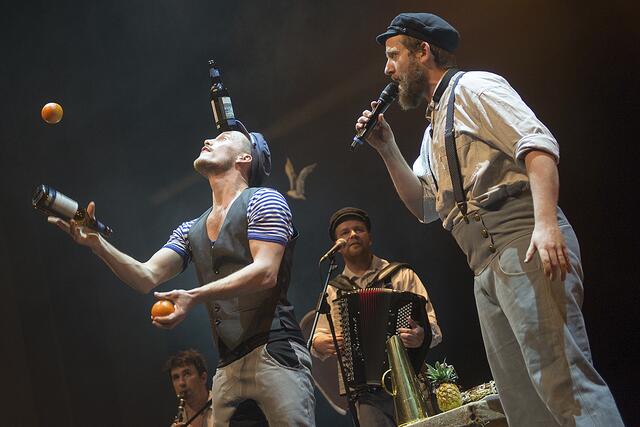 Musik und Akrobatik bestimmen das Programm | Foto: Ralf Bittner