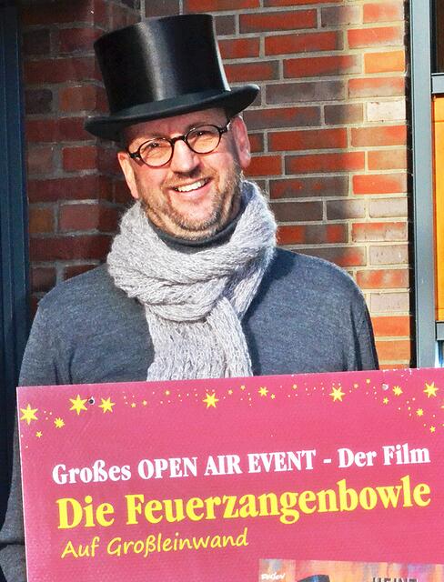 Detlef Voß, sonst Marktmeister des Christkindlmarktes, hat die Vorführung der Feuerzangenbowle 2015 initiiert