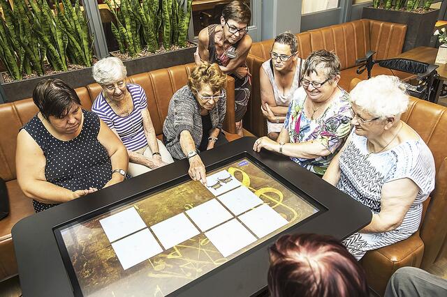 An den interaktiven Tischen können Senioren spielen  | Foto: De BeleefTV, Niederlande, 2019