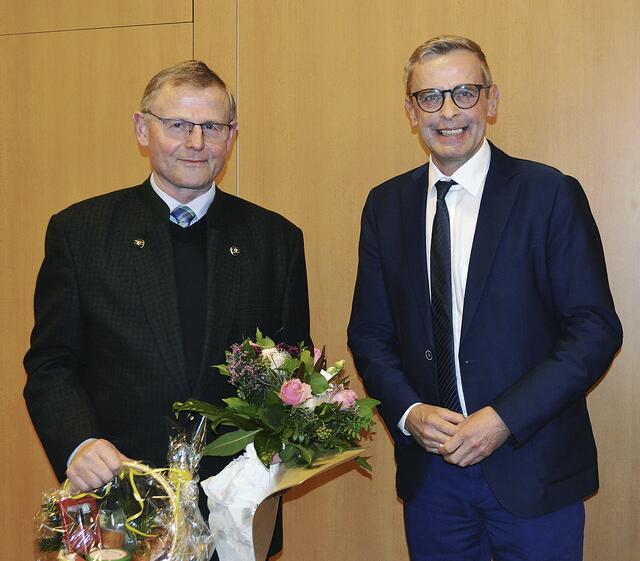 Hollenstedts Samtgemeinde-Bürgermeister Heiner Albers (re.) verabschiedete mehrere Ratsmitglieder mit Blumen und Präsentkorb, so wie u.a. Heinrich Wentzien | Foto: bim