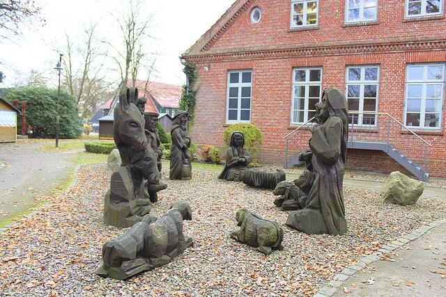 Lebensgroße Krippenfiguren im Park der Villa von Issendorff | Foto: sb