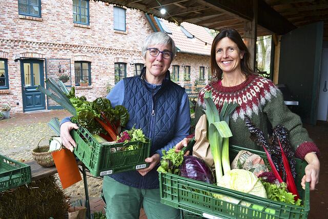 Ulrike Cohrs (re.) mit Abo-Kisten-Kundin Monika Cohrs