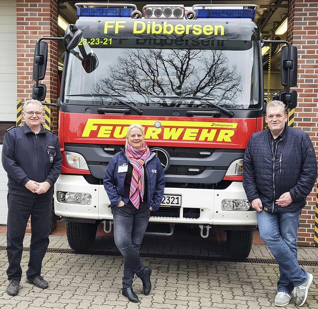 Organisierten die Aktion in Dibbersen: (v. li.) Ortsbrandmeister Volker Kleeblatt, Katja Kreuzhagen (DRK) und Ortsbürgermeister Christian Horend
