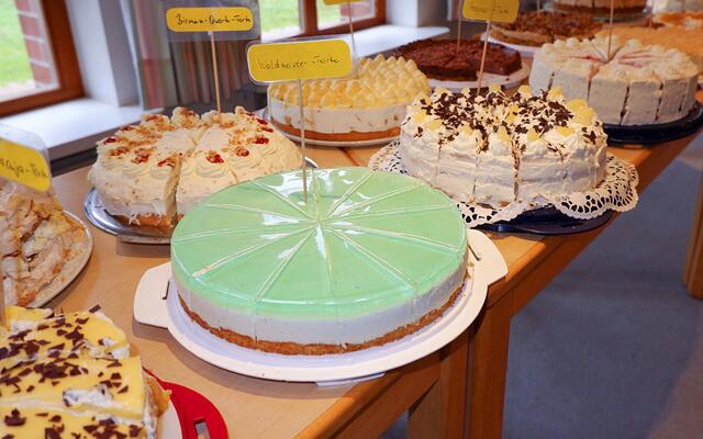 Am Kuchenbuffet wird Kuchen zum Mitnehmen und zuhause Essen angeboten