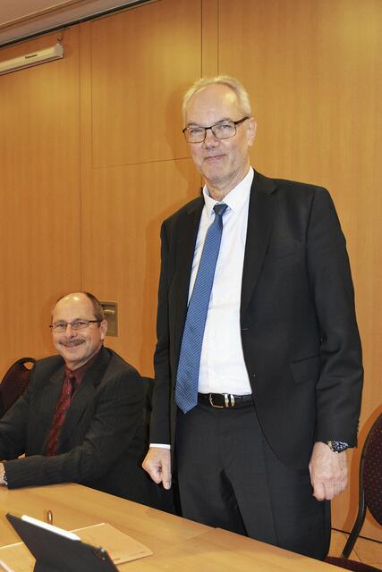 Ratsvorsizender Manfred Cohrs mit dem lächelnden Kämmerer Wolfgang Raabe | Foto: bim