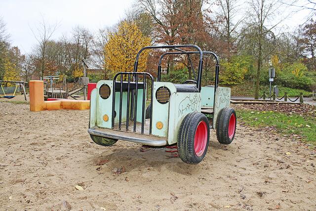 Die Stader Kinder sind beneidenswert: Der Truck könnte im Frühjahr vielleicht eine Fahrt durch die Waschanlage und einen neuen Anstrich gebrauchen, ansonsten dürfte er sich aber großartig für Safari-Fahrten eignen