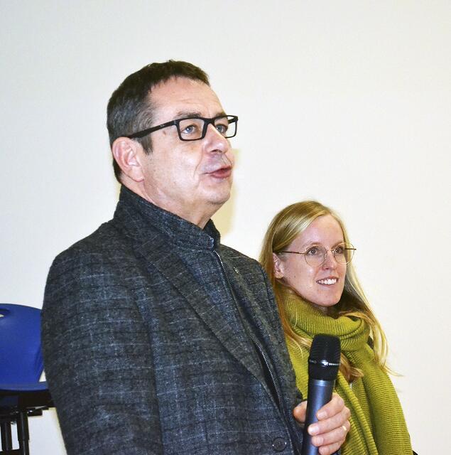 Stellten die Entwürfe für die Schulerweiterung vor: Julia
Malessa und Martin Menzel vom Büro "Architektenstern"