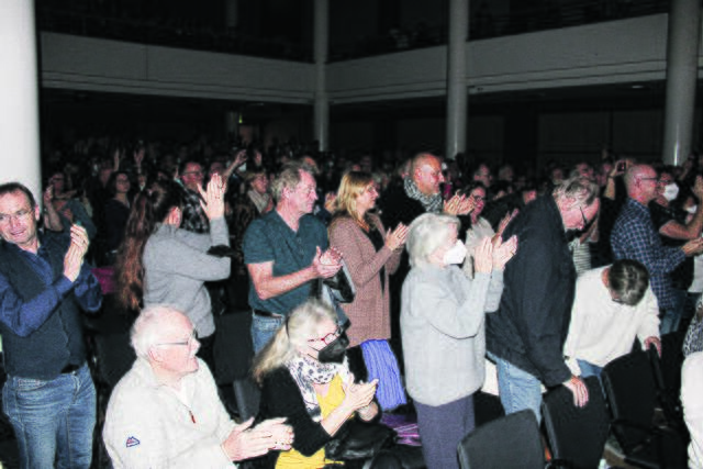 Das begeisterte Publikum in der ausverkauften Empore bejubelte die Bühnenshow    | Foto: ce