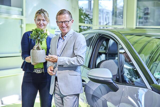 Umweltbeauftragte Nicole Gwenner und Geschäftsführer Oliver Bohn setzen auf die Aktion "i plant a tree"