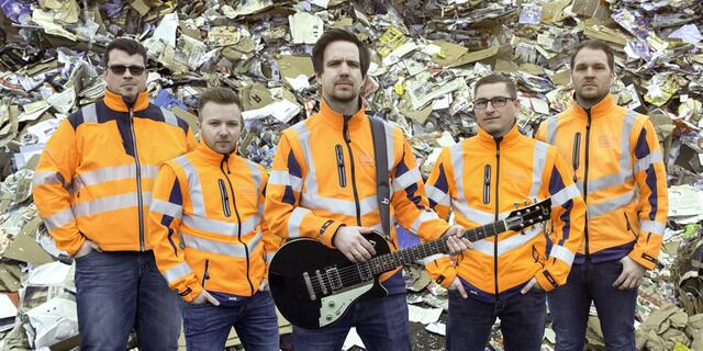 Diese Band singt nicht von Herzschmerz oder heißen Sehnsüchten. Die Jungs in der orangen Kluft haben einen Song über den Gelben Sack herausgebracht