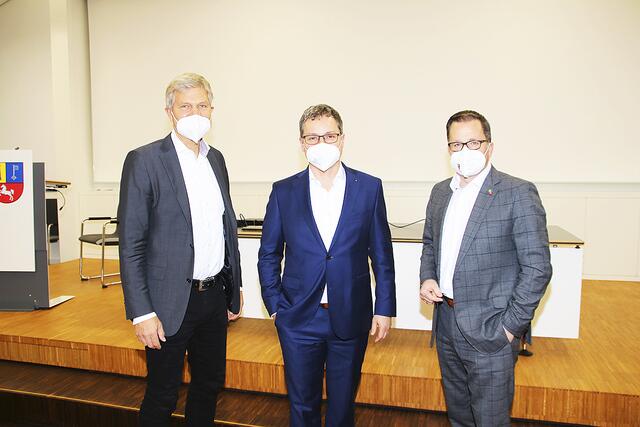 Sie wollen Impf-Zögerer dazu bewegen, sich impfen zu lassen (v.li.): Dr. Stephan Brune, Dr. Sebastian Philipp und Landrat Kai Seefried