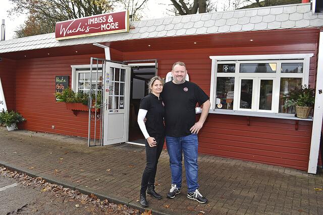 Antje und Björn Wucherpfennig haben schon viele Gäste in ihrem Imbiss empfangen | Foto: Axel-Holger Haase