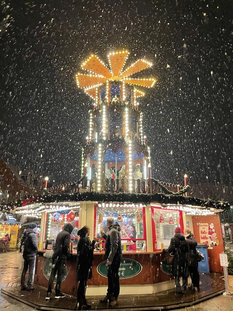 Auf dem Weihnachtsmarkt in Stade konnten Besucher am Wochenende den ersten Punsch im Schneegestöber genießen | Foto: Nurrdin Cakir