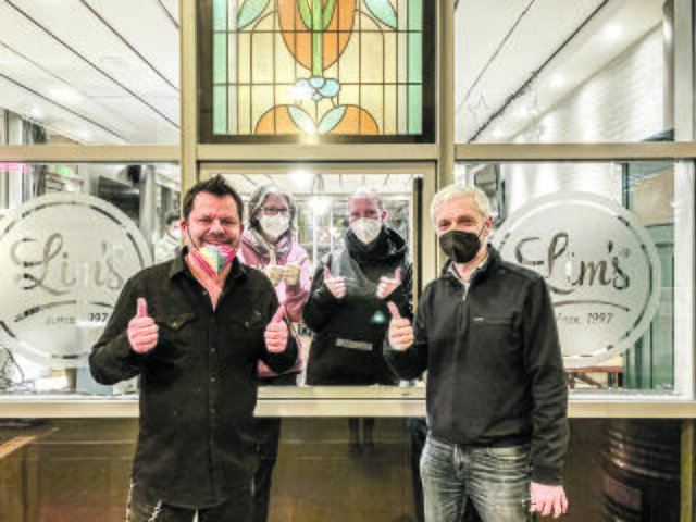 Am mobilen Teststand im Veranstaltungszentrum Empore: (v. li.) Comedian Ingo Appelt, Nicole Schücke, Gesa Schar und Onne Hennecke (alle Empore)