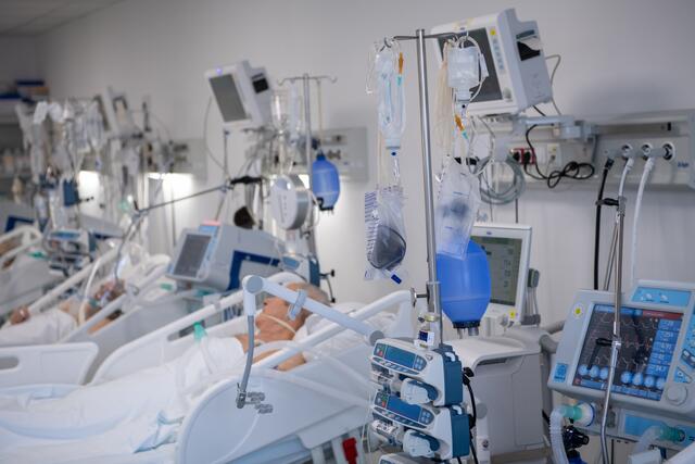 Auf der Intensivstation liegen mittlerweile sieben COVID-19-Patienten (Symbolfoto) | Foto: Adobe Stock/fotosr52