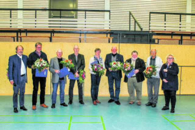 Geehrte und Gratulantin (v. li.): Andreas Hinsch, Wolfgang Spaude, Dieter Hanke, Gisela Gehrdau-Schröder, Heiner Wischendorff, Peter Meyer, Manfred Schukat und Angelika Tumuschat-Bruhn Foto: thl