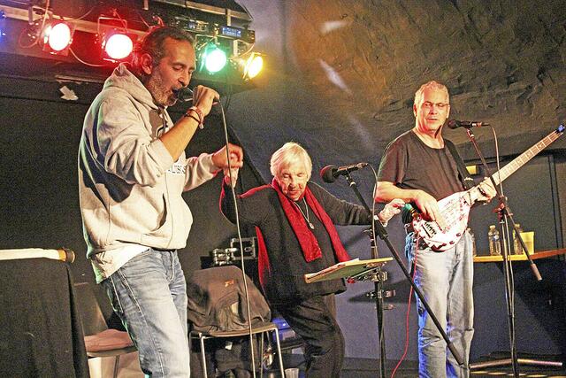 Beim Auftritt 2018 in der Elbmarsch (v. li.): Rapper Kutlu Yurtseven von der "Microphone Mafia" mit der Auschwitz-Überlebenden Esther Bejarano und deren Sohn Joram | Foto: Mechthild Schneiders