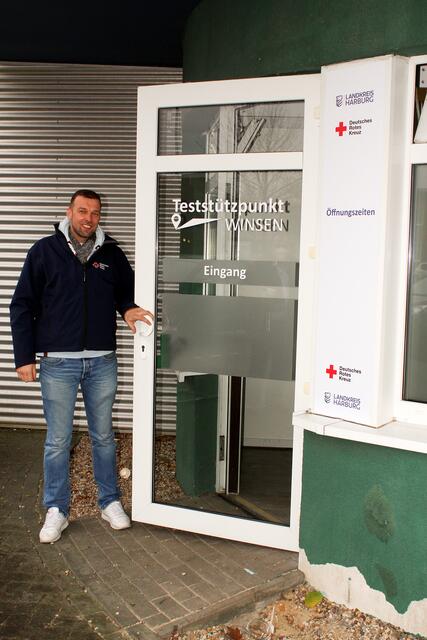 Timo Reymers am Eingang des Teststützpunktes