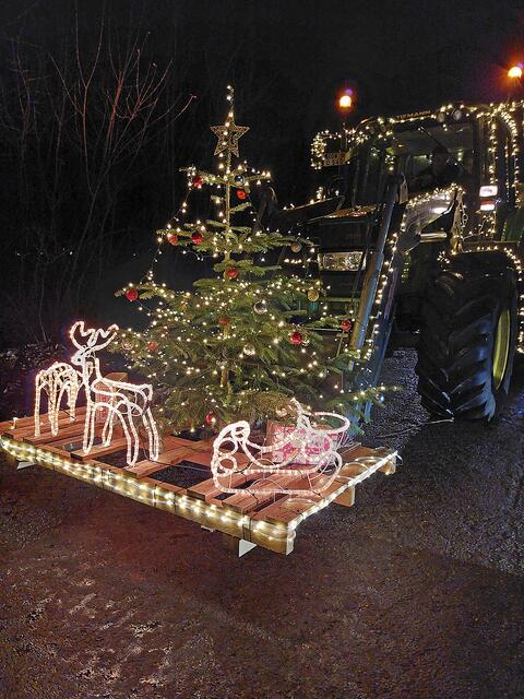Jeder Trecker war liebevoll und aufwendig dekoriert - dieser mit einem geschmückten Weihnachtsbaum | Foto: Carmen Voigt