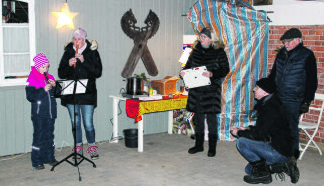 Eine von vielen "lebendigen" Adventsveranstaltungen: Ramona Frahm und Tochter Ida (8) spielen Weihnachtslieder auf der Flöte. Auch Idas Oma Barbara Frahm (Mi.) vom Verein "Salzhausen e.V." schaute zu | Foto: ce