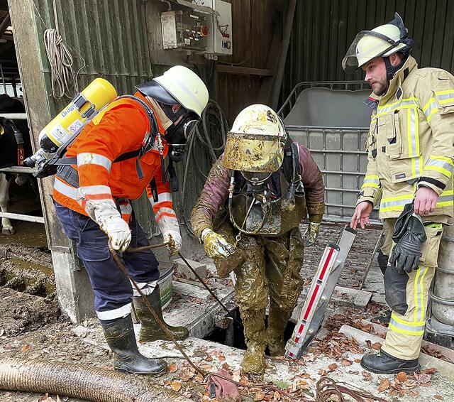 Ein Feuerwehrmann in Wathose rettete das Kälbchen aus der Güllegrube | Foto: Feuerwehr Samtgemeinde Tostedt