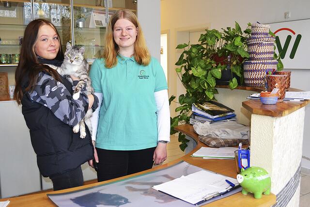 Begrüßen die Menschen mit tierischen Patienten am Empfang: Louisa Hauschild (re.) und Roxana Omasz mit "Empfangskatze" Luna  | Foto: bim