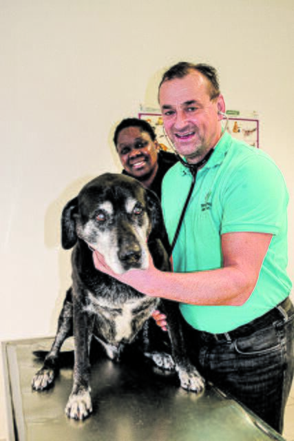 Tierarzt Rudolf Werner und Seeda Jallow-Werner mit Praxishund "Delay" | Foto: bim