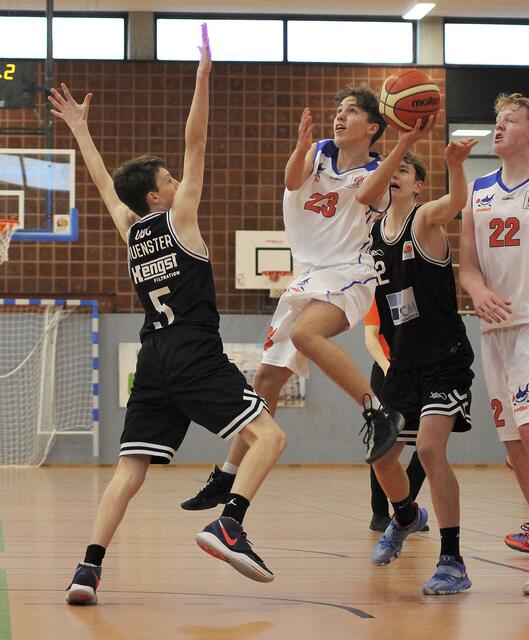 Schon im Relegationsspiel gegen Münster konnte sich der Hittfelder Bela Rabieh (am Ball) unterm Korb durchsetzen | Foto: Sharks