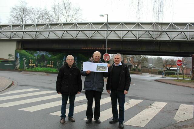 Schriftwart Manfred Backenköhler (Foto, v. li.), Vorsitzender Wolfgang Meyer und Autor Dieter Maretzki vom Jesteburger Arbeitskreis für Heimatpflege haben spannende Informationen zum Bahnhof in Jesteburg zusammengetragen und daraus ein Buch gemacht